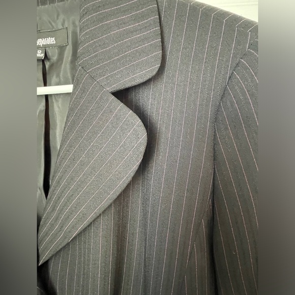 Le Suit black pinstriped blazer, maroon/dark red pinstripes, size 12 - Picture 3 of 4